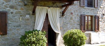 Lovely Farmhouse in Castiglione di Garfagnana with Hot Tub