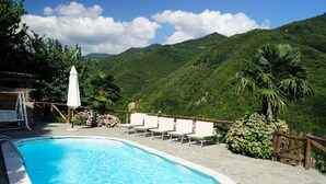 Pool - Lovely Farmhouse in Castiglione di Garfagnana with Hot Tub (Castiglione di Garfagnana)