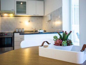 Talo | Yksityinen keittiö | Jääkaappi, mikroaaltouuni, uuni