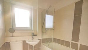 Shower, towels - Elegant Apartment in Aberdeen near Kingseat, Whitecairns (Aberdeen)