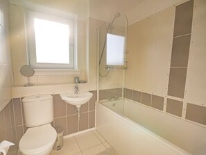 Shower, towels - Elegant Apartment in Aberdeen near Kingseat, Whitecairns (Aberdeen)