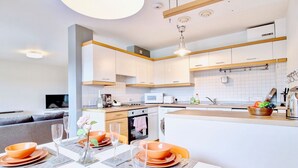 Dining - Alluring Apartment in Glasgow near Argyle Street Train (Glasgow)
