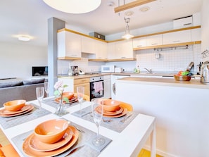 Dining - Alluring Apartment in Glasgow near Argyle Street Train (Glasgow)