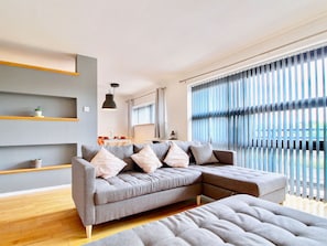 Living room - Alluring Apartment in Glasgow near Argyle Street Train (Glasgow)