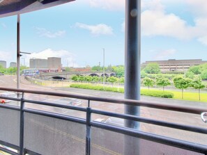 Combined shower/tub, towels - Alluring Apartment in Glasgow near Argyle Street Train (Glasgow)