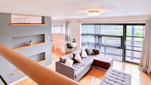 Living room - Alluring Apartment in Glasgow near Argyle Street Train (Glasgow)
