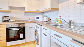 Fridge, microwave, oven, electric kettle - Alluring Apartment in Glasgow near Argyle Street Train (Glasgow)
