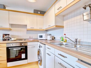 Fridge, microwave, oven, electric kettle - Alluring Apartment in Glasgow near Argyle Street Train (Glasgow)