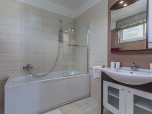 Combined shower/tub, towels - The Modernly Furnished Luxury Villa Kate, a 4-star Villa in Central Istria (Zminj)