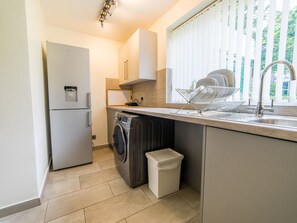 Fridge, microwave, oven, electric kettle - Lovely Holiday Home in Birmingham near Cadbury World (Birmingham)