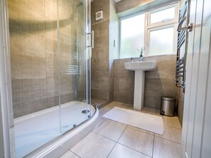Bathroom - Lovely Holiday Home in Birmingham near Cadbury World (Birmingham)