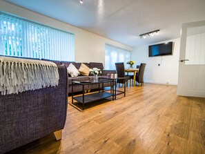 Living room - Lovely Holiday Home in Birmingham near Cadbury World (Birmingham)