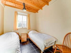 House | 2 bedrooms, individually furnished, bed sheets - Holiday Home With Terrace (Lage Zwaluwe)