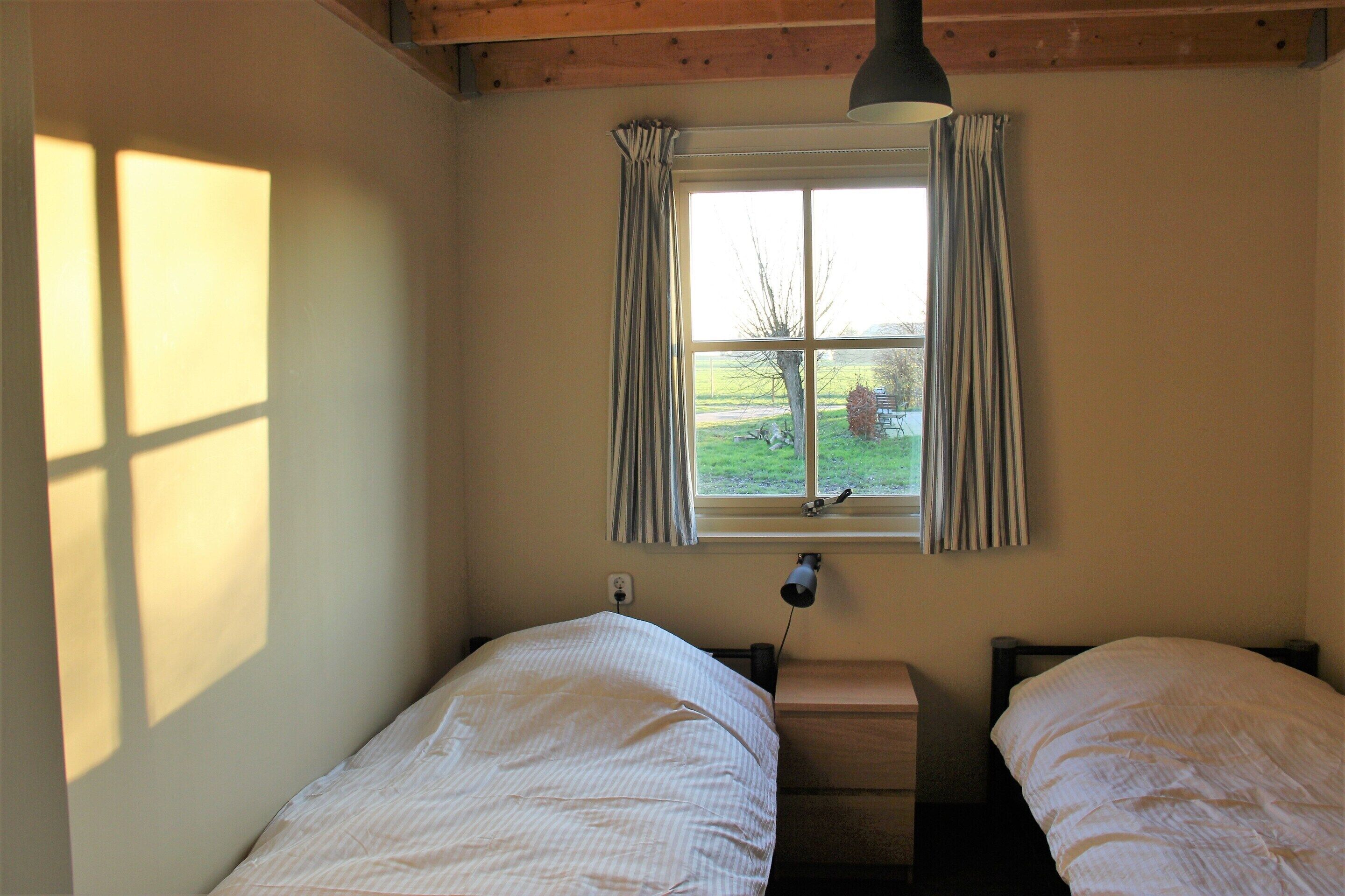 2 عدّة غرف نوم وملاءات أسرّة