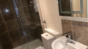 Douche, serviettes fournies