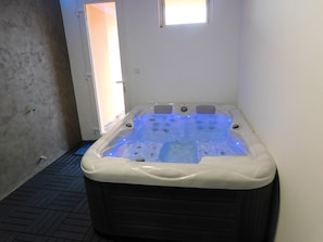 2 bedrooms, bed sheets