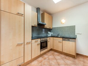 Apartment | Private kitchen | Coffee/tea maker, cookware/dishes/utensils