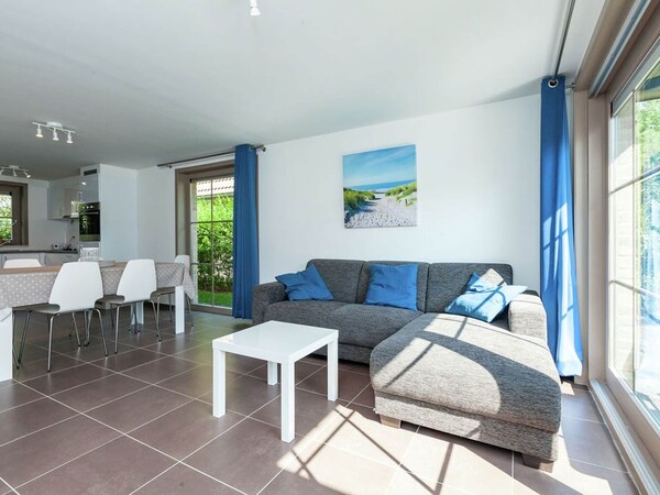 Adinkerke Holiday Home With Fenced Garden - De Panne