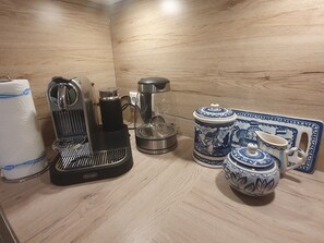 Wasserkocher mit Kaffee-/Teezubehör, Kühlschrank, Mikrowelle, Ofen