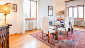 Dining - Scenic Holiday Home in Pergine Valdarno With Swimming Pool (Pergine Valdarno)