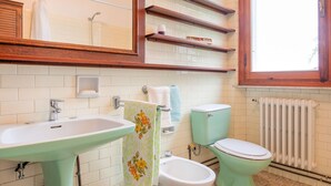 Bathtub, towels - Scenic Holiday Home in Pergine Valdarno With Swimming Pool (Pergine Valdarno)