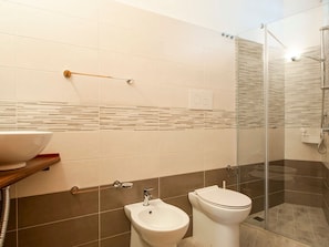 Shower, hair dryer, towels - Alluring Holiday Home in Termini Imerese With Garden (Termini Imerese)
