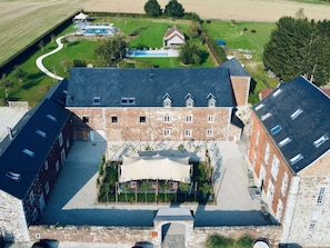 A large, historic building with a courtyard, a swimming pool, and a tennis court. - Nice Cottage in a Castle-farm in Ohey With Swimming Pond (Ohey)