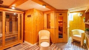 Ein Saunaraum mit Holzwänden und einer Sitzbank.