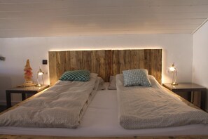 3 habitaciones, muebles diferentes y ropa de cama