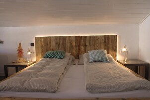 3 habitaciones, muebles diferentes y ropa de cama 