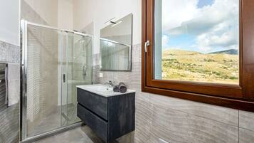 Villa | Bagno | Doccia, asciugacapelli