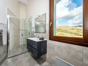 Villa | Badezimmer | Dusche, Haartrockner