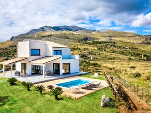 Villa | Pool | Indoor pool, outdoor pool