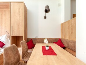 Dining - Gorgeous Apartment in Saalbach With Sauna Near Ski Slopes (Saalbach-Hinterglemm)