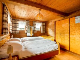 House | 6 bedrooms, individually furnished, bed sheets