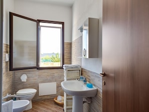 Shower, towels - Dreamy Holiday Home in Triscina di Selinunte With Garden (Castelvetrano)