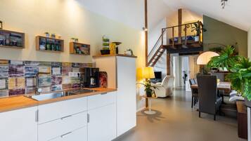 Appartement | Privékeuken | Een magnetron, een vaatwasser, kookgerei, borden en bestek