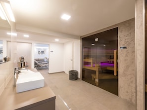 2 bedrooms, minibar, bed sheets
