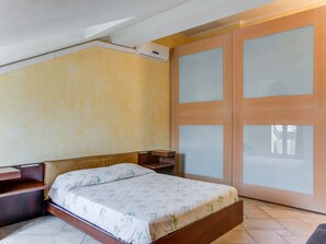 2 habitaciones y tabla de planchar con plancha