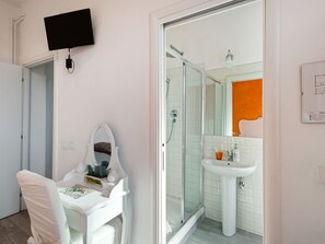 Shower, towels - Lovely Apartment in Roma near Colosseum (Rome)