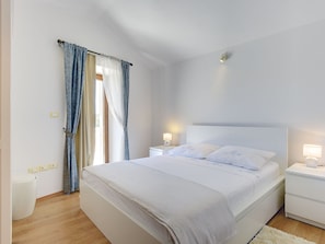 4 habitaciones, muebles diferentes y ropa de cama