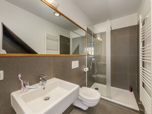 Dusche, Haartrockner, HandtĂŒcher