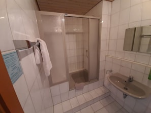 Shower, towels - Comfy Apartment in Rottweil near Indy Go Kart Track (Rottweil)