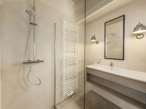 Bathtub, hair dryer, towels - Detached Home with Fireplace near Flemish Coast (De Haan)