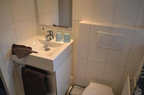 Shower, towels - Cozy 2-person Holiday Home Right on the Beach (Zoutelande)
