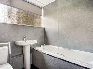 Bathtub, towels - Superb Apartment in Glasgow near Langlands Golf Club (Glasgow)