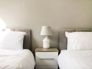 1 bedroom, bed sheets - Superb Apartment in Glasgow near Langlands Golf Club (Glasgow)