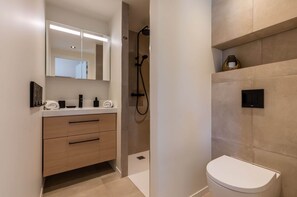 Bathroom - Attractive Holiday Home, Sunny Garden, Near the Beach (Nieuwvliet)