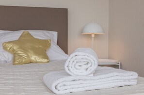 2 bedrooms, individually furnished, WiFi, bed sheets - Holiday Apartment in a Prime Location on the Veerse Lake (Arnemuiden)