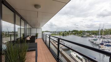 House | Pemandangan dari hartanah